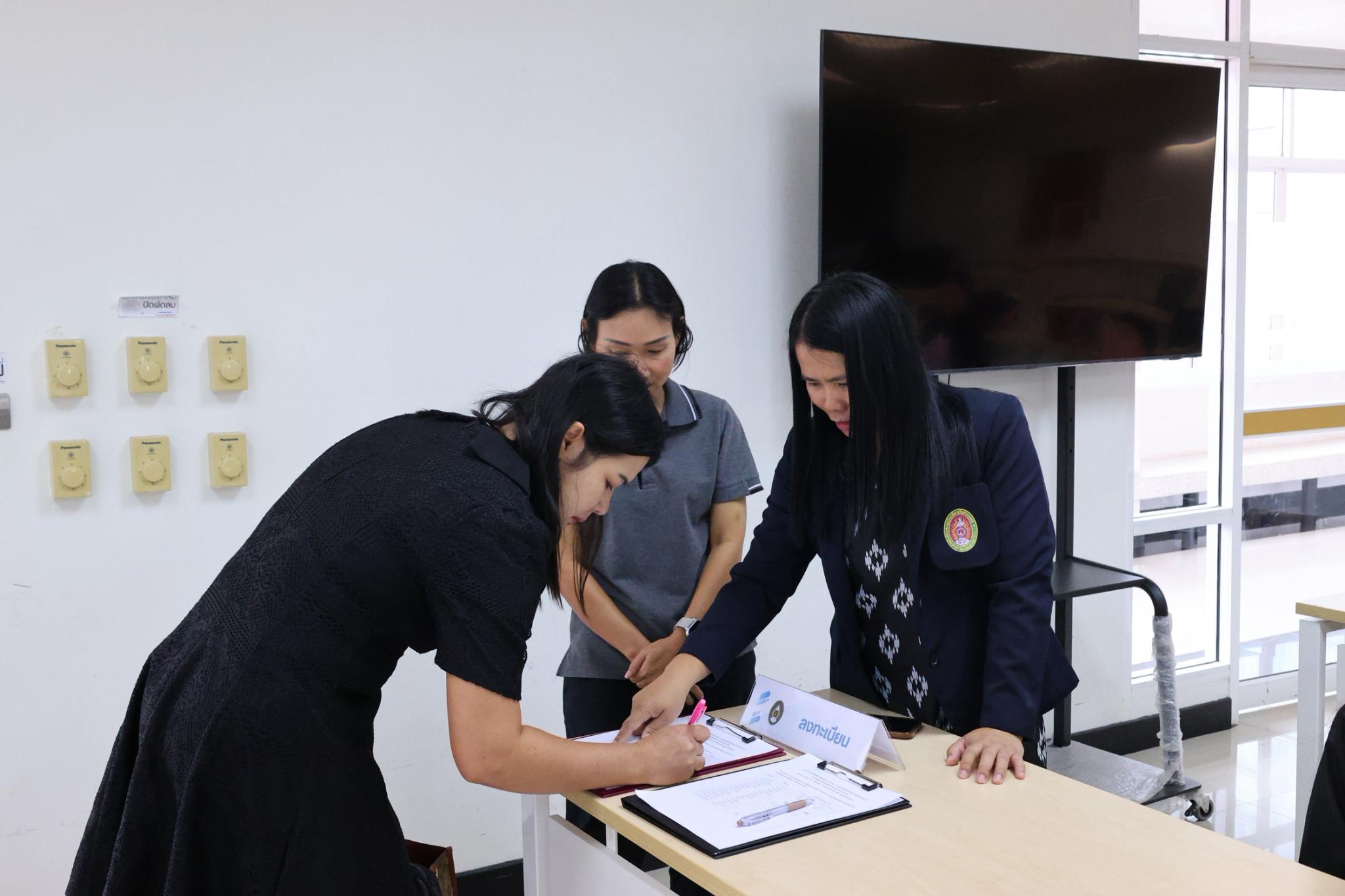 81. โครงการการผลิตสื่อการสอนด้วยนวัตกรรม AI ของครูเพื่อส่งเสริมความคิดสร้างสรรค์สำหรับผู้เรียนในยุคดิจิทัลตามบริบทของโรงเรียน ภายใต้โครงการพัฒนาคุณภาพการศึกษาและการพัฒนาท้องถิ่นโดยมีสถาบันอุดมศึกษาเป็นพี่เลี้ยงเครือข่ายเพื่อการพัฒนาอุดมศึกษา